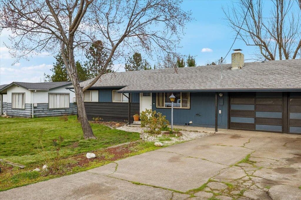 209 Corcoran Ln, Central Pt, OR 97502