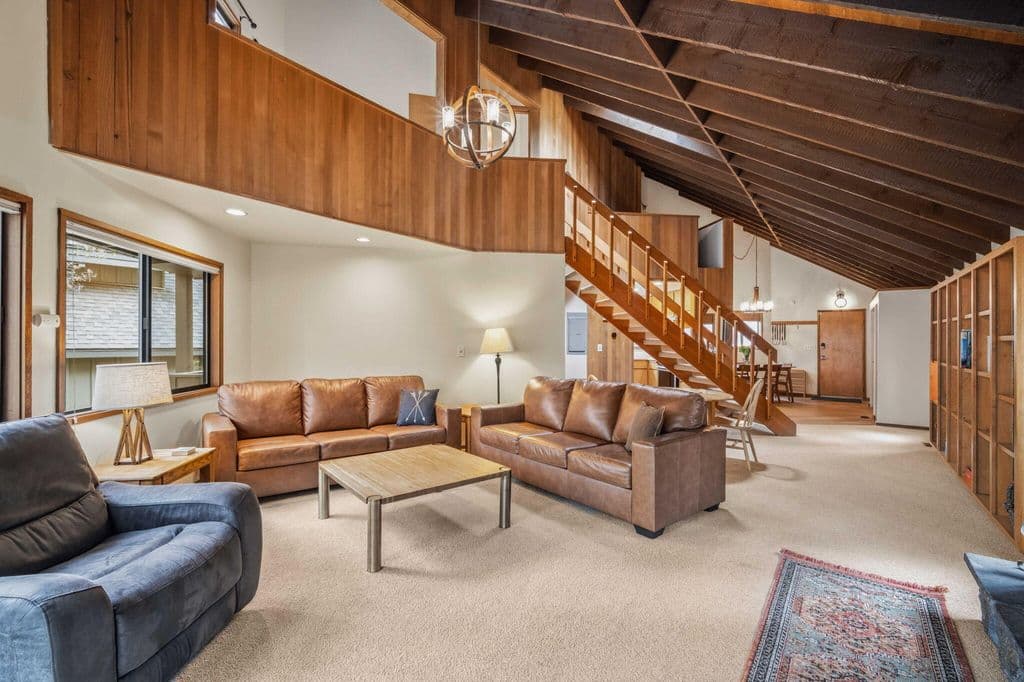 57055 Deer Ln #7, Bend, OR 97707