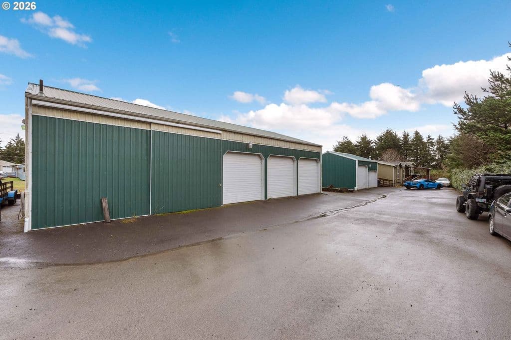 63255 Sunrise Rd, Coos Bay, OR 97420