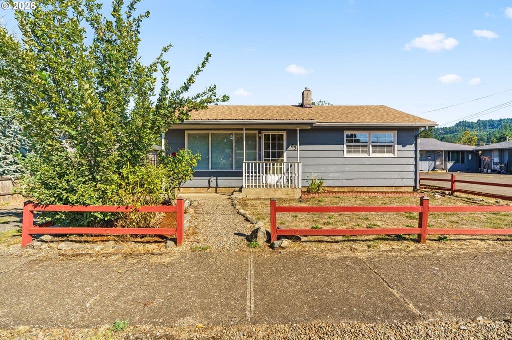 830 S 7th St, Cottage Grove, OR 97424