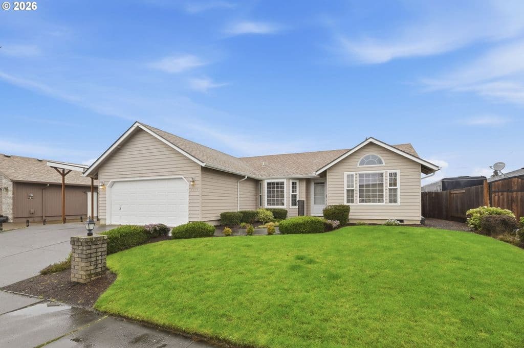 2337 Loch Dr, Springfield, OR 97477