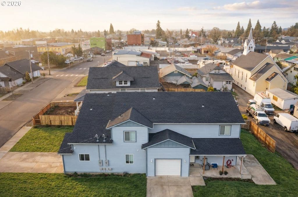 301 S 1st St, Silverton, OR 97381