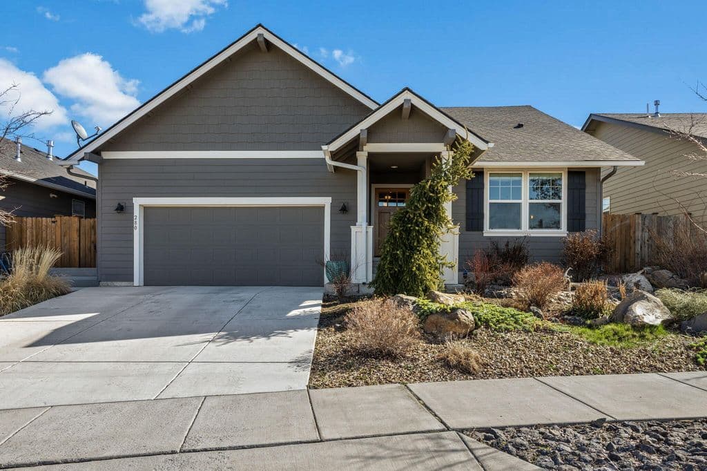 280 NW 33rd St, Redmond, OR 97756