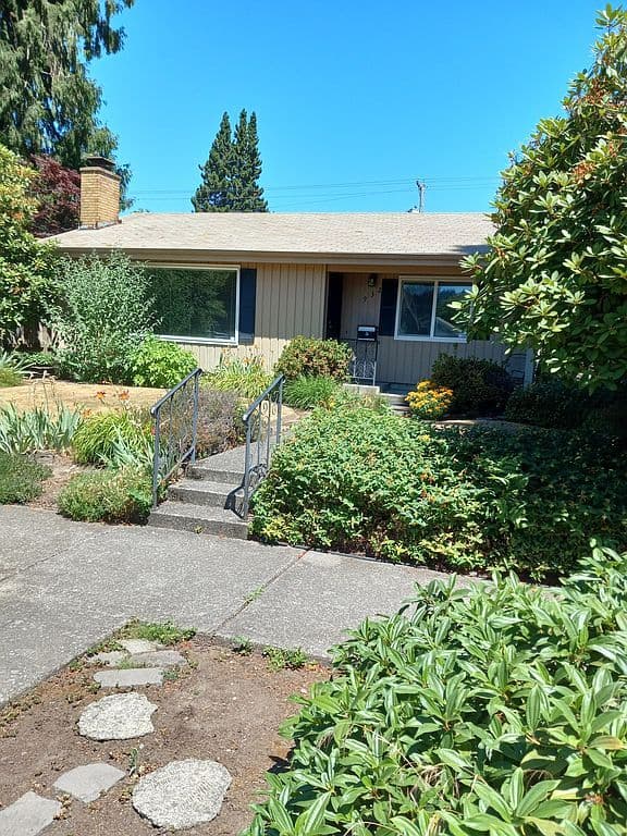 932 B St, Springfield, OR 97477