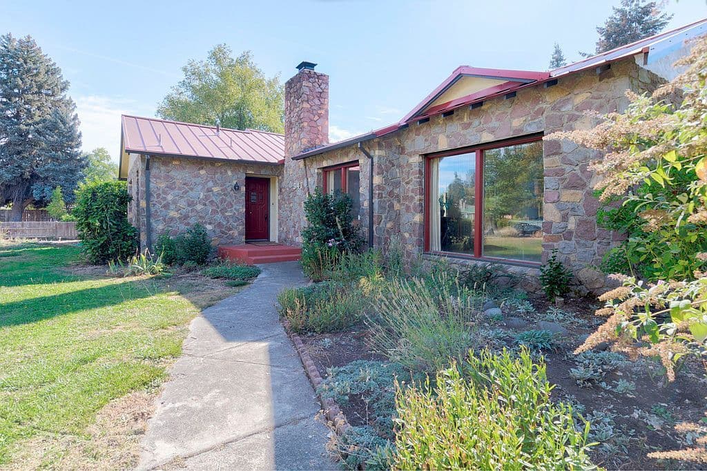 547 Oakdale Dr, Medford, OR 97501