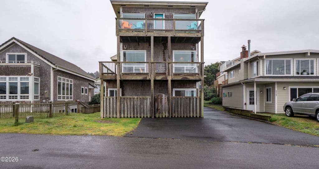 5220 NW Jetty Ave, Lincoln City, OR 97367