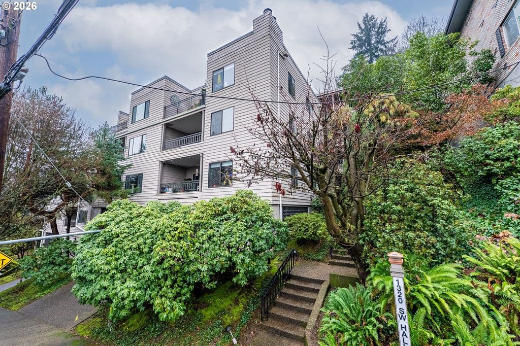 1320 SW Hall St APT 202, Portland, OR 97201