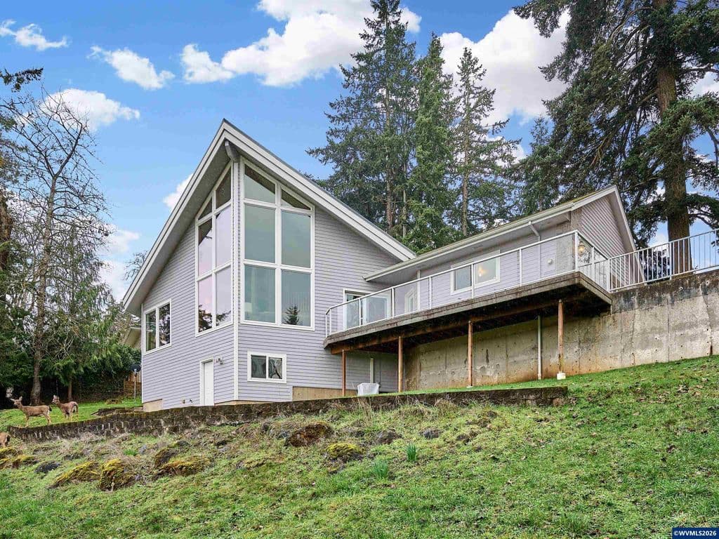 301 Edgewood Dr, Silverton, OR 97381