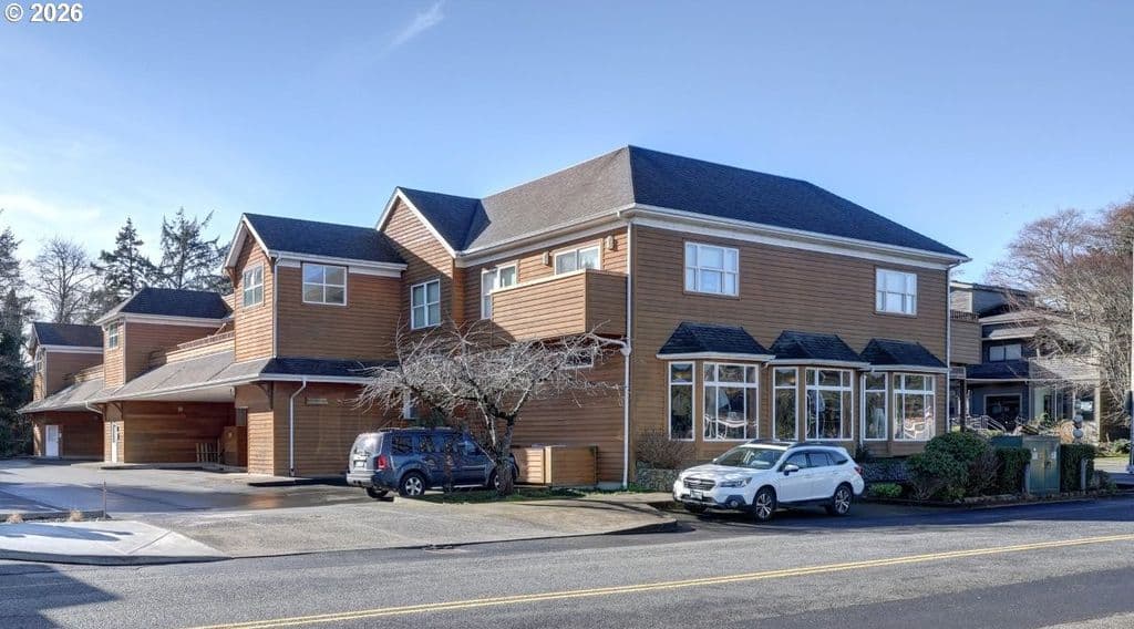 123 S Hemlock St #204, Cannon Beach, OR 97110