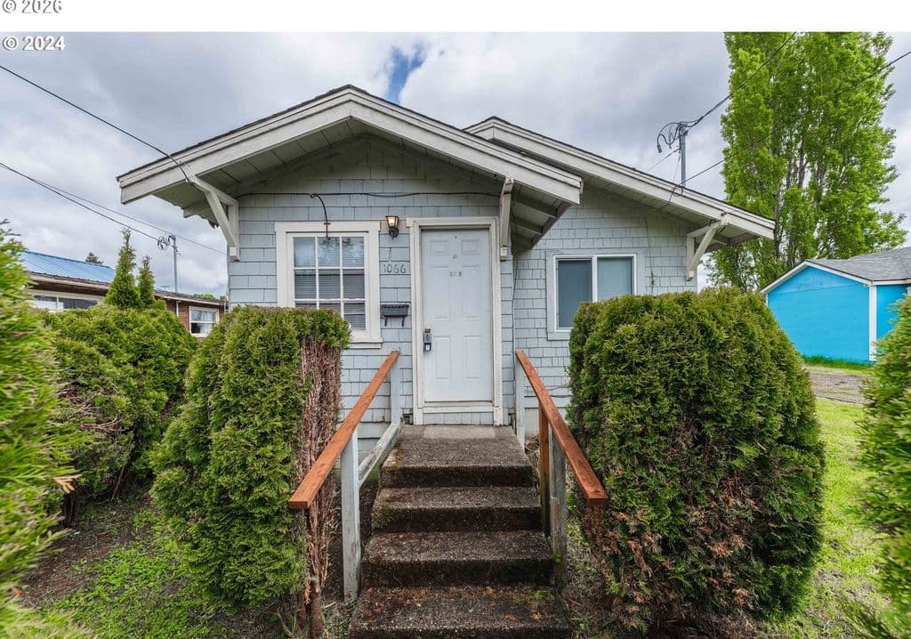 1066 S 8th St, Coos Bay, OR 97420