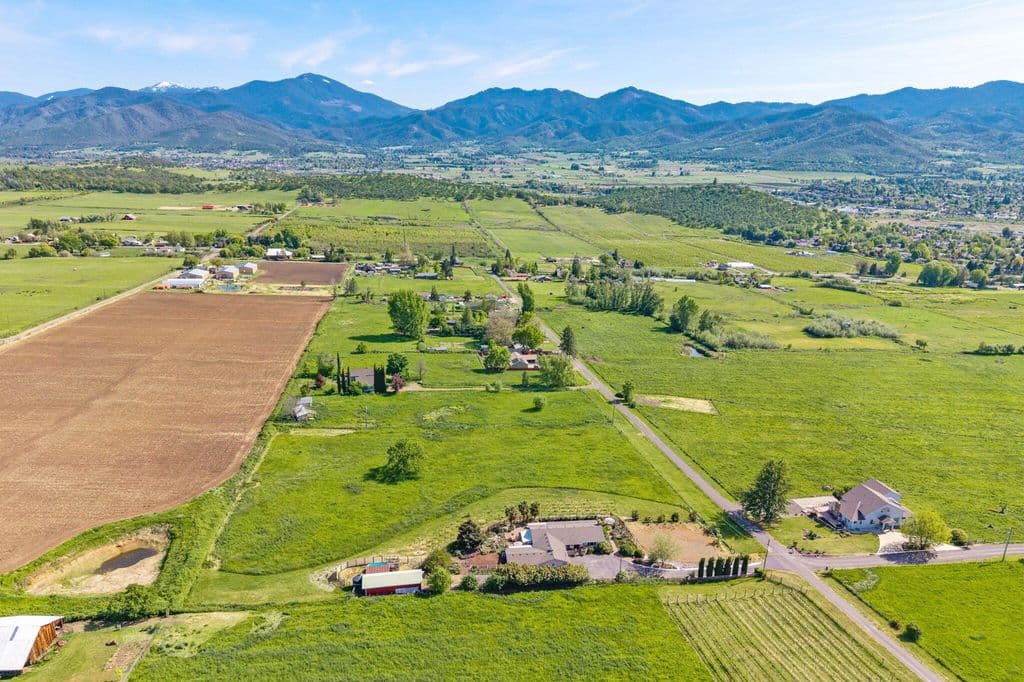 3015 Marigold Ln, Medford, OR 97504