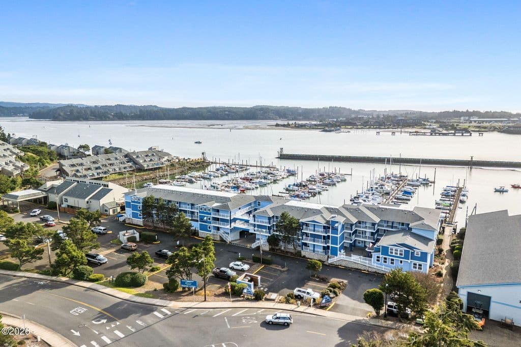 890 SE Bay Blvd #104, Newport, OR 97365