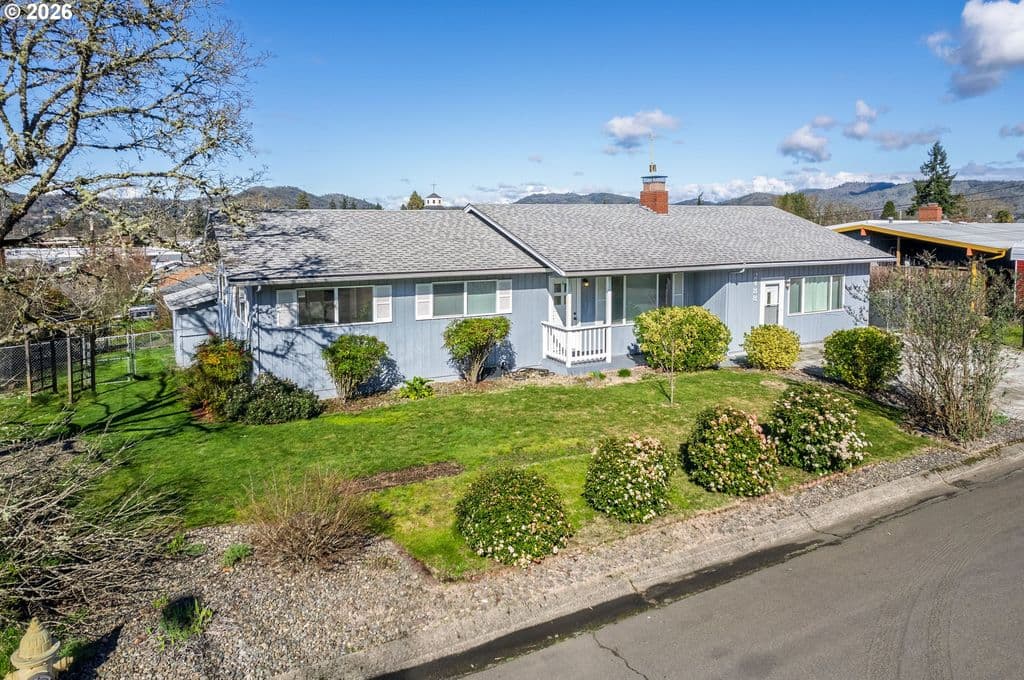 2488 W Lorraine Ave, Roseburg, OR 97471