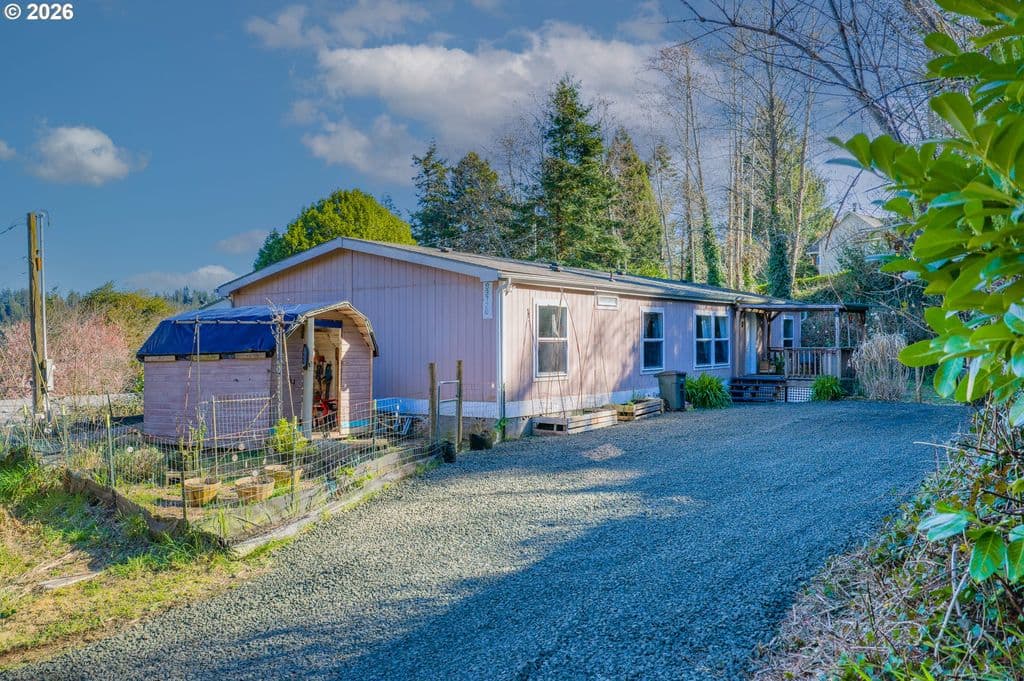 93720 Adams Ln, Coos Bay, OR 97420