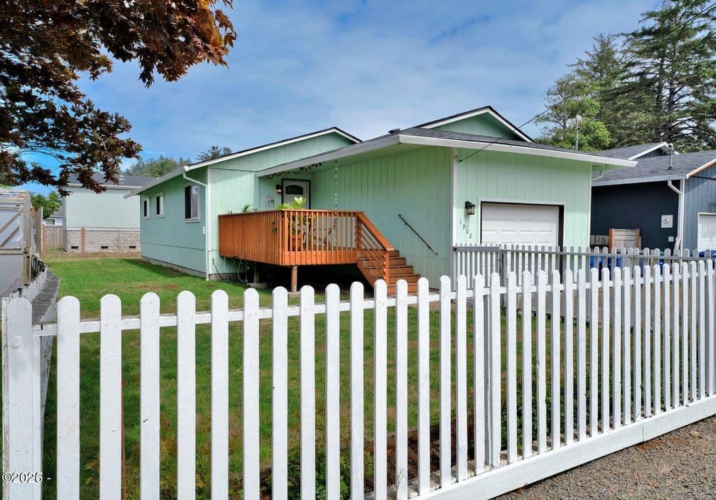 1302 SW 63rd St, Lincoln City, OR 97367