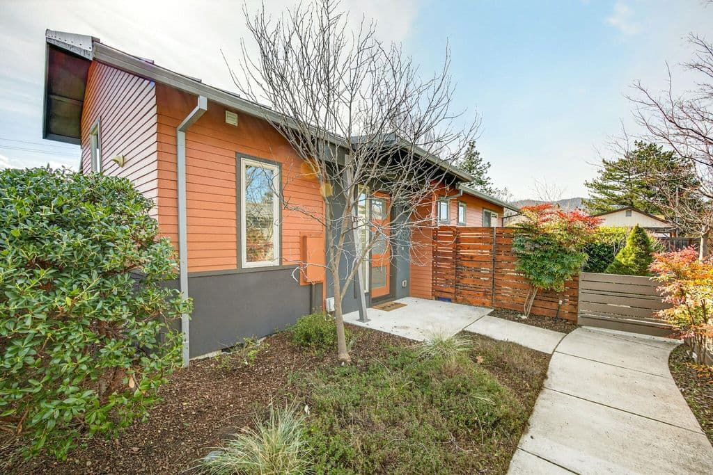 98 Dunn Cir, Ashland, OR 97520