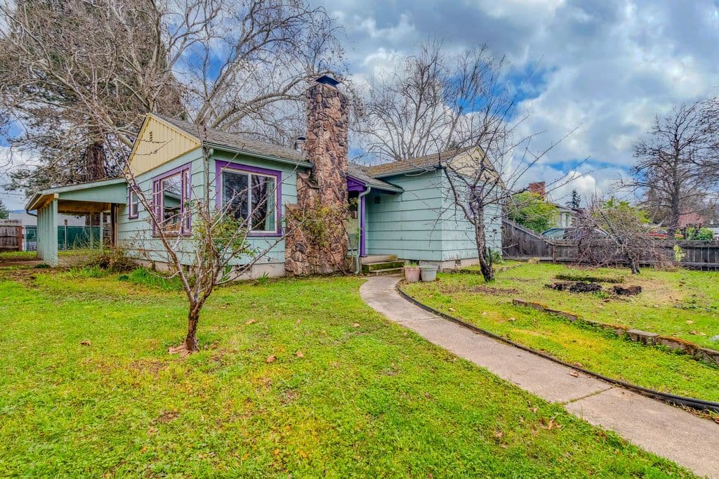 915 Kenyon St, Medford, OR 97501