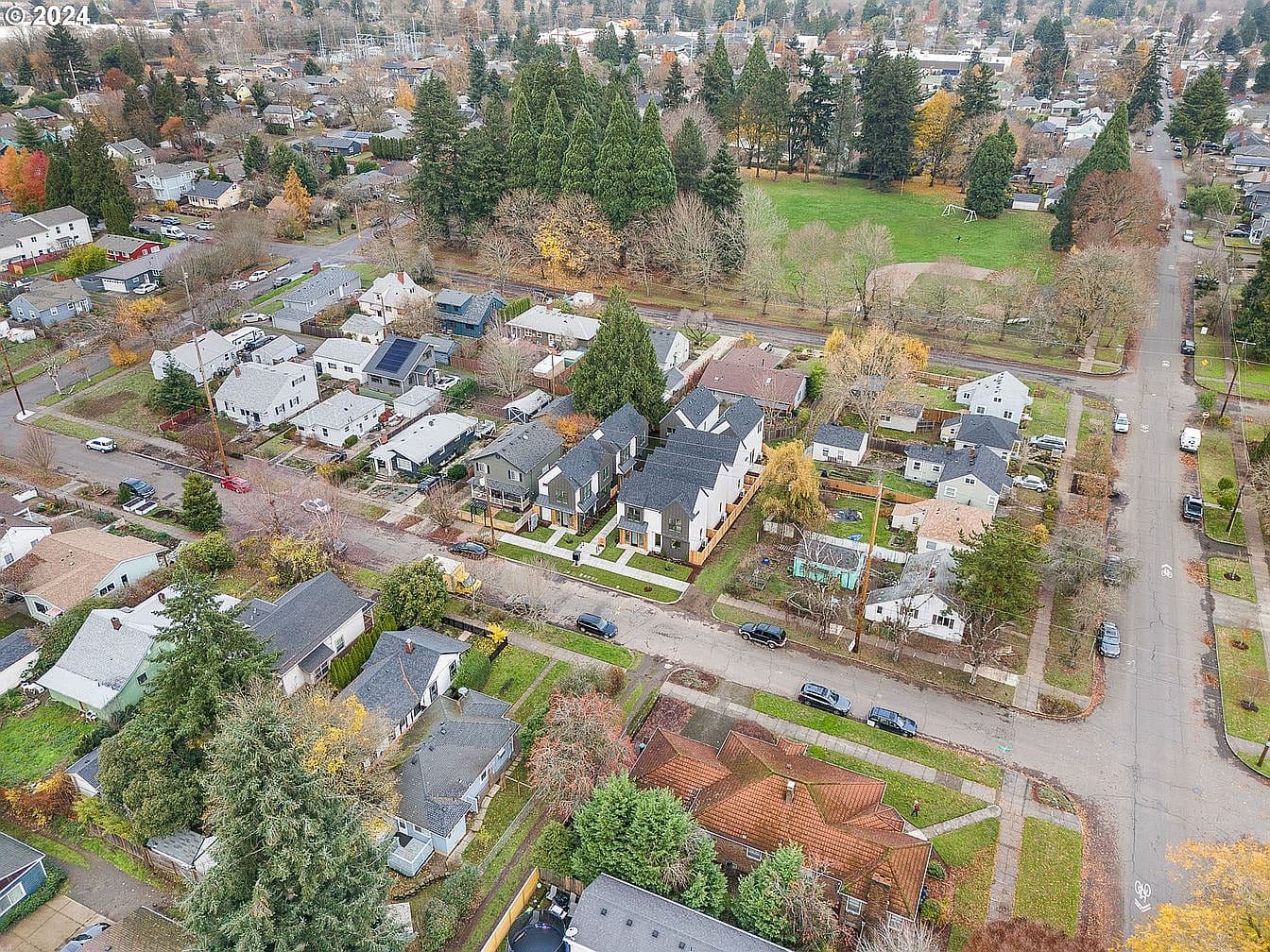 6199 N Amherst St - Thumbnail 2
