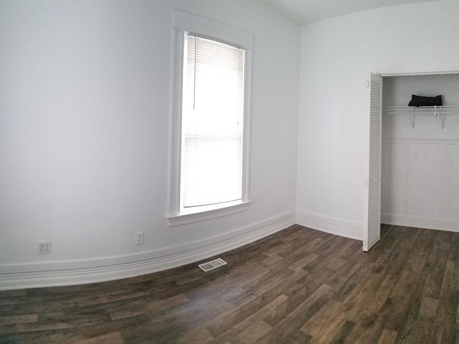 5509 N Syracuse St - Thumbnail 3