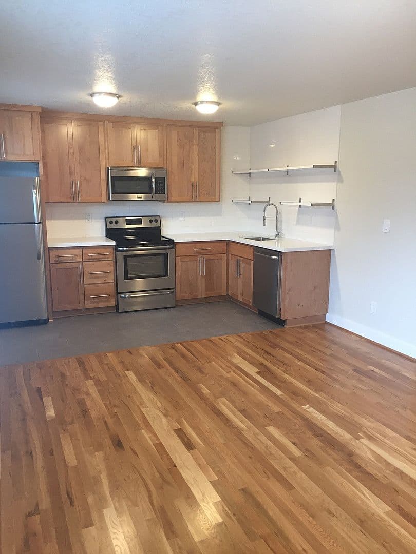 7511 N Berkeley Ave #4
