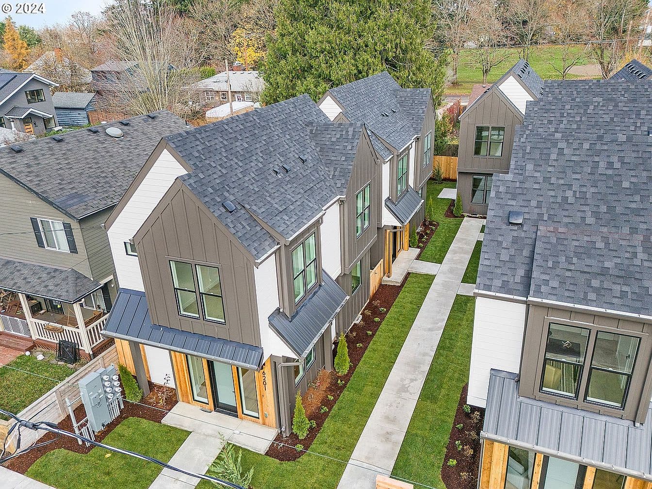 6199 N Amherst St - Thumbnail 3